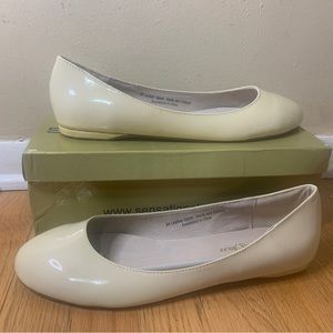 Nude leather pumps